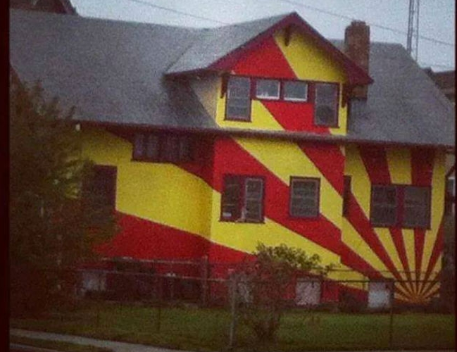 Macedonian living in New Jersey paints his house in the colors of the Macedonian flag