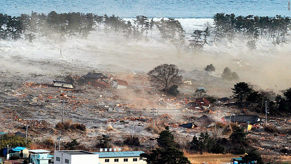 Indonesia tsunami: Fears of new wave as Anak Krakatau ...