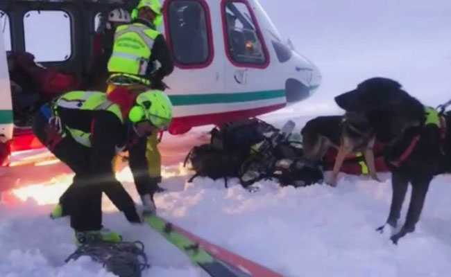7 killed after tourist plane, helicopter crash above glacier in Italy