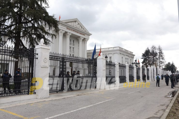 Zaev announces he will tear down the fence around the Government complex again
