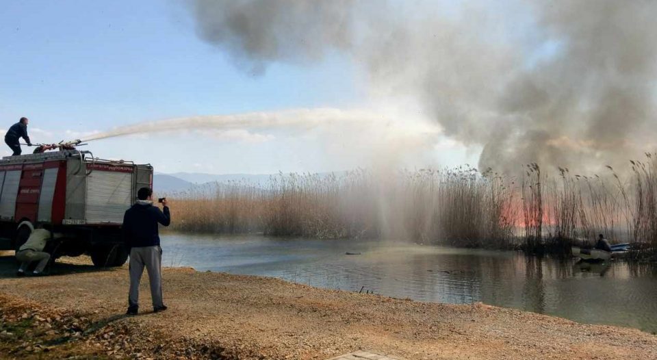 Open season on lake Ohrid reeds continues – new fire reported west of Ohrid