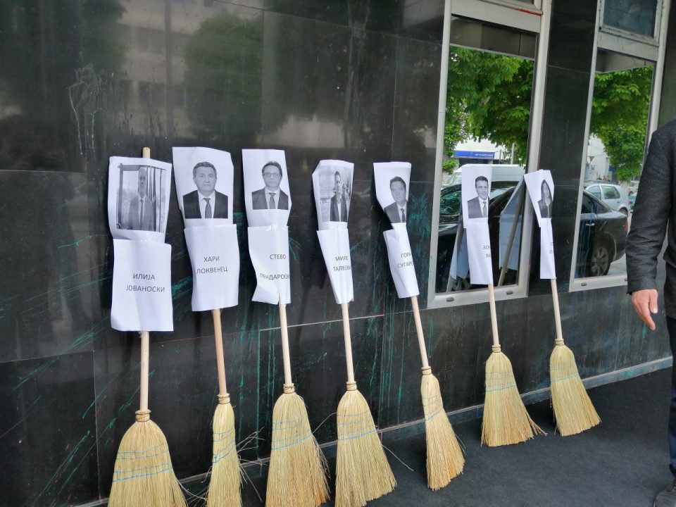 Prilep pranksters ask Zaev to sweep himself out of the Government and take his corrupt underlings with him
