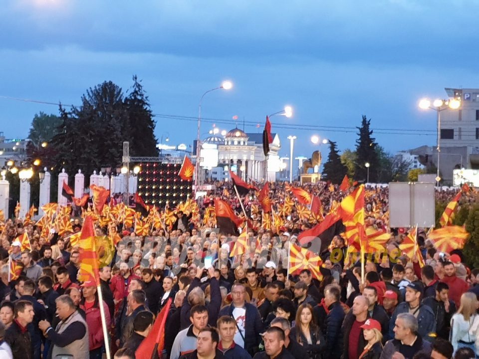 People send a message to Zaev: Traitor, traitor!