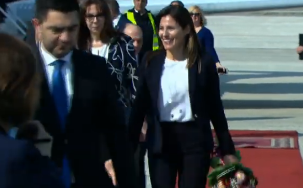 Tsipras’s partner received a bouquet of flowers