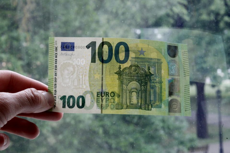 New €100 and €200 banknotes come into circulation
