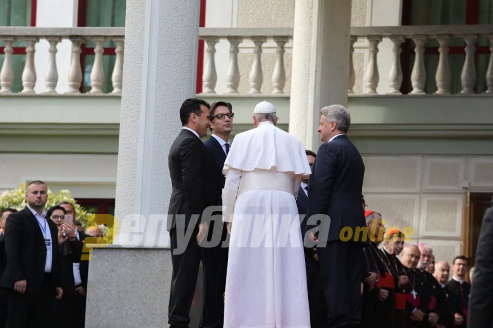 Outgoing president and incoming president welcome Pope Francis
