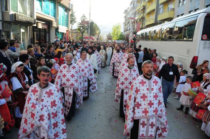 Mass procession in Struga – people come out to welcome the relic of St. George