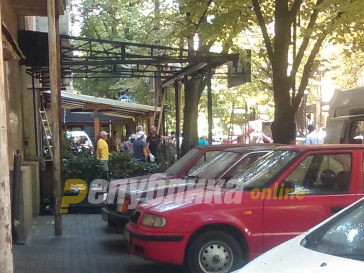 Restaurant owners in Centar and Cair forced to remove their illegally built terraces
