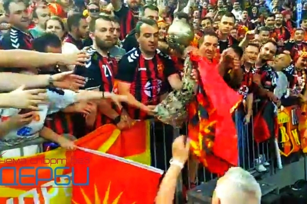 Vardar lifts the Champions League trophy as fans go wild