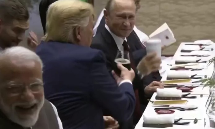 White mug saves Putin from poisoning?