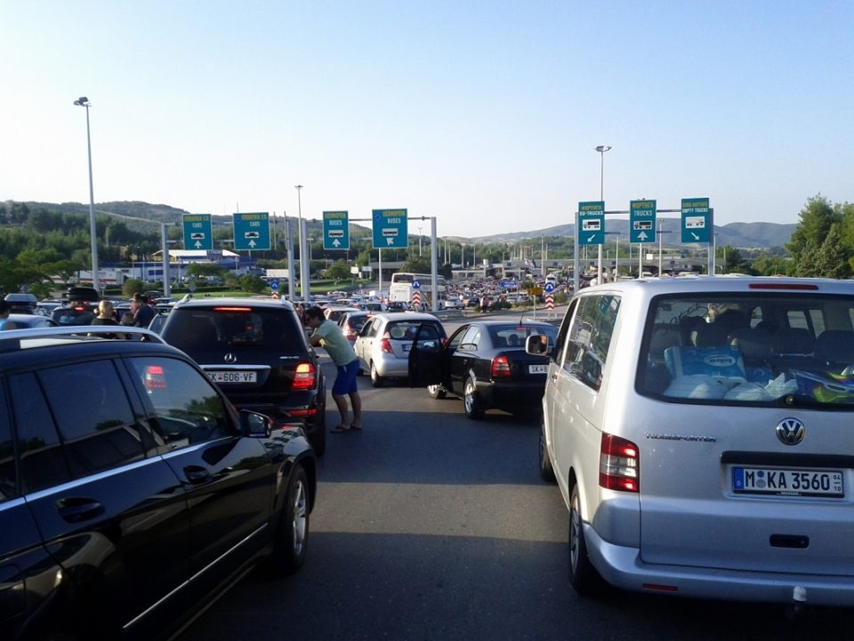 Long lines to enter Greece at the Gevgelija crossing