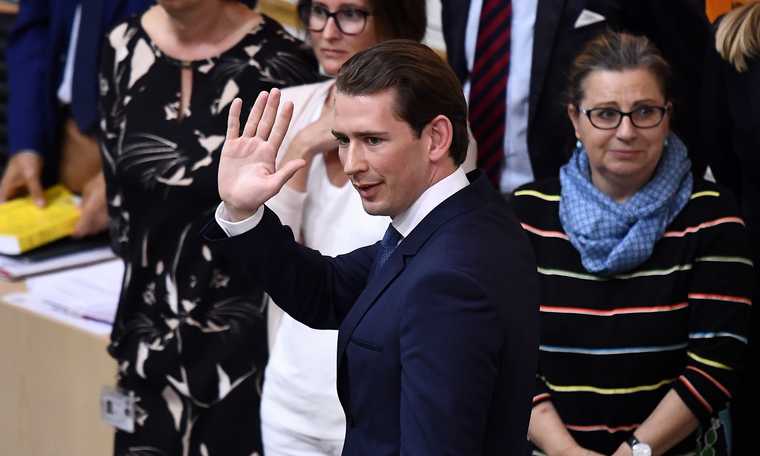 Kurz prepares for a “decent centre-right government” in Austria, V4 reports