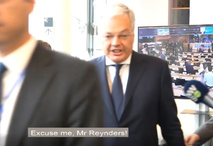 Commission nominee Didier Reynders flees from V4 reporters asking him about his corruption allegations