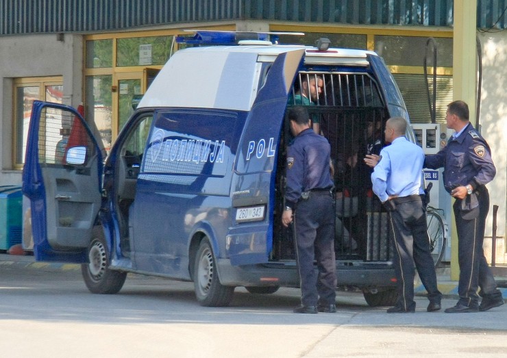 Violent migrant smuggler escapes from prison van as guards were busy getting sandwiches