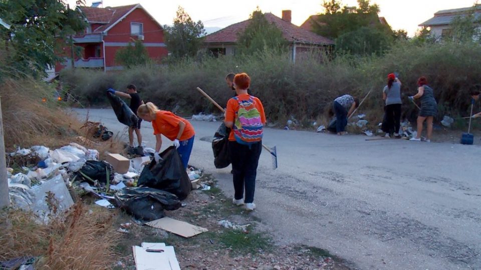Government plans to have 40.000 public sector employees pick up trash around Skopje