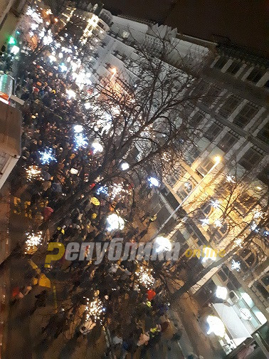 Student protest for clean air lasts deep into the evening