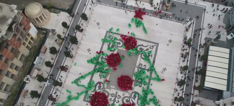 Skopje citizens gather to set a Guinness record for largest Christmas tree