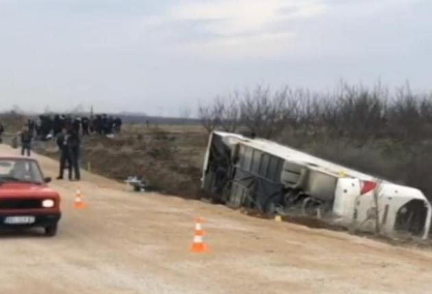 A dozen injuries reported after a Macedonian bus overturns in Serbia