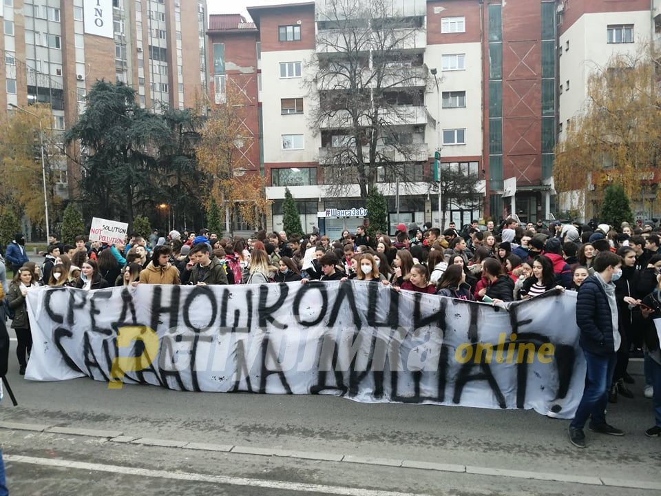 “No air, no peace”: High school students protest against air pollution in front of government building