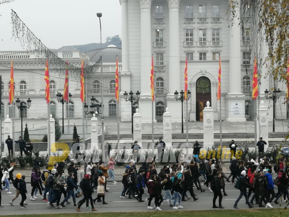 Students striking for clean air confronted by heavily armed police in front of the Macedonian Government building