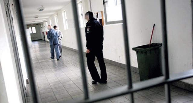 Albanian prisoners set their cells in the Kumanovo prison on fire