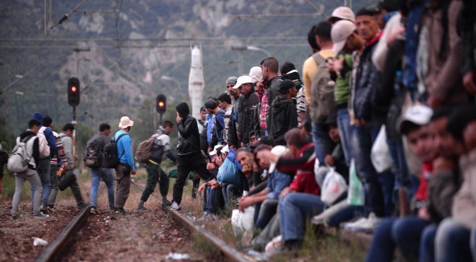 Greece shuts down border crossing to Turkey to stop migrants