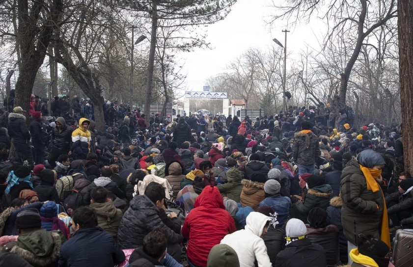 Erdogan: Greece should allow migrants through to other EU countries