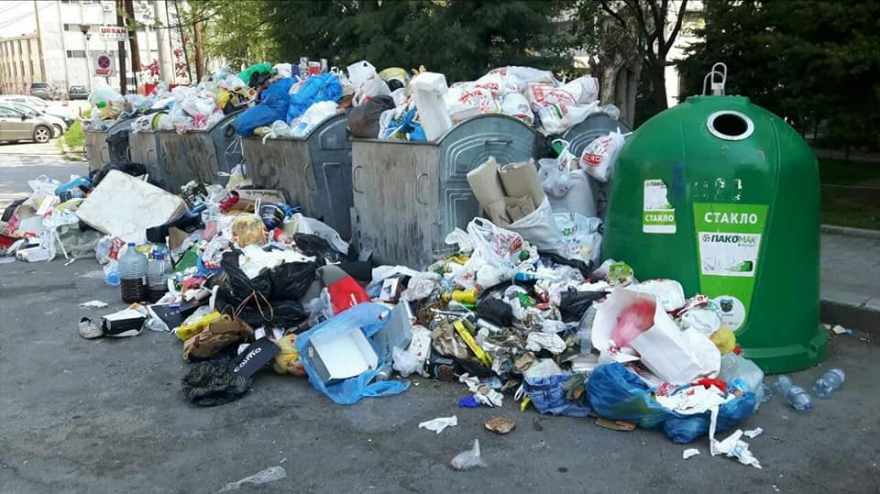 Skopje covered in trash as city authorities refuse to run the garbage trucks during the curfew