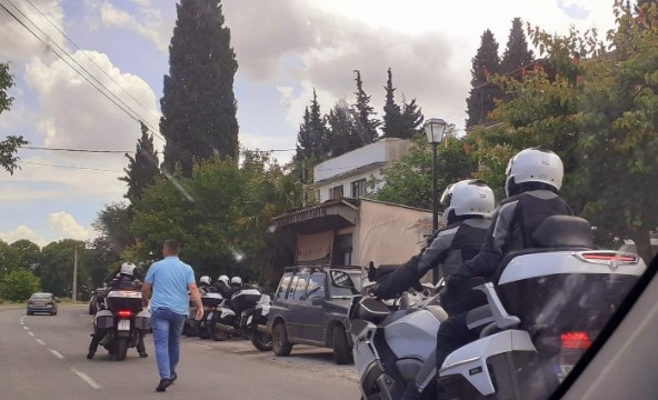 Instead of isolating himself due to close contacts with Zekiri, Zaev gets on a motorcycle and with tight security goes to a restaurant in Dojran