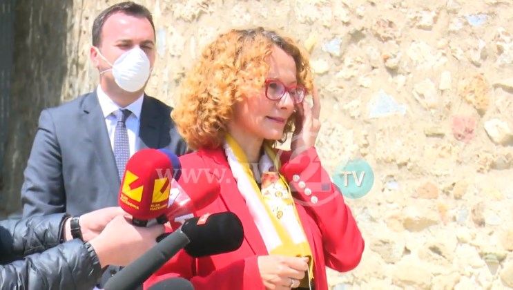 Sekerinska blasts reporters for recording people chanting “Never North, only Macedonia”