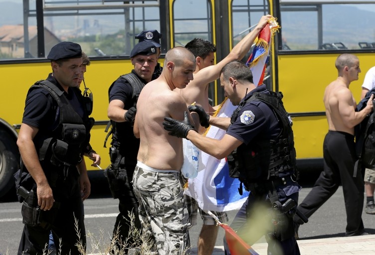 Kosovan police used force against two Serbs who were carrying the Serbian flag