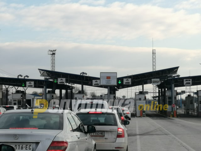 Macedonia opens border crossings for transit tourists