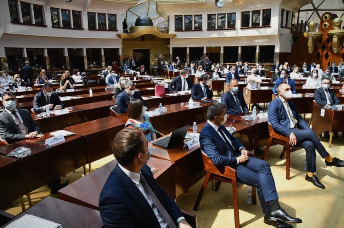 Members of Parliament prepare to vote after two days of heated debates on the new Government