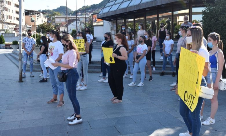 High school students from Strumica protest against the planned online education model