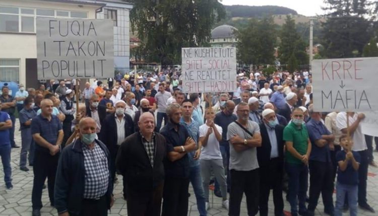 Protesters block the Tetovo – Gostivar highway in revolt against the electricity price hike