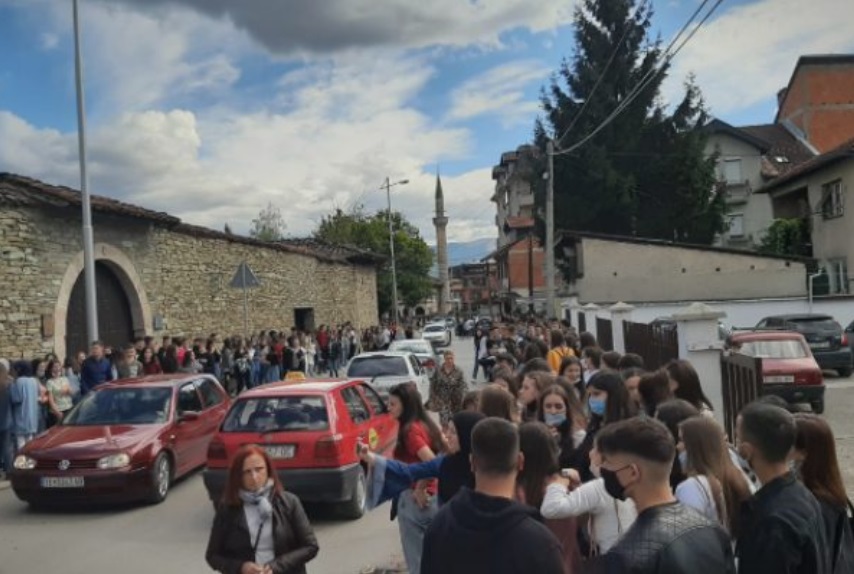 High school students in Tetovo boycott online classes, want to go to school