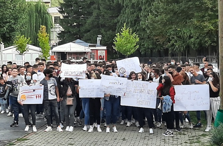 High school students in Kicevo stage protest against online classes
