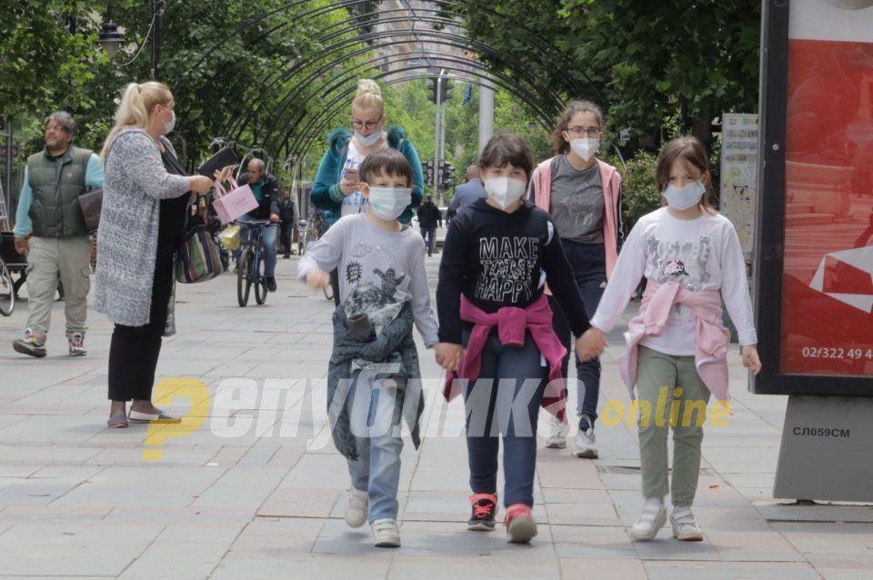 Health Minister assures parents that their children are safe wearing masks to school