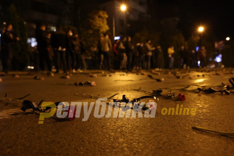 VMRO-DPMNE leaves 1,071 carnations in front of government building to pay tribute to victims of COVID-19