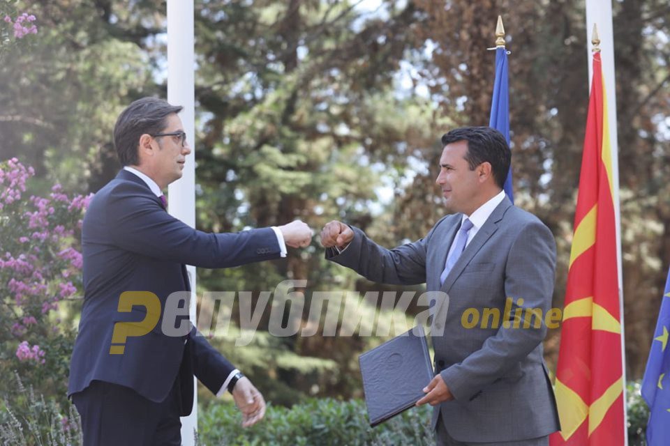 Pendarovski doesn’t hesitate to serve Zaev, signs the decree for giving 33 million euros for Makpetrol