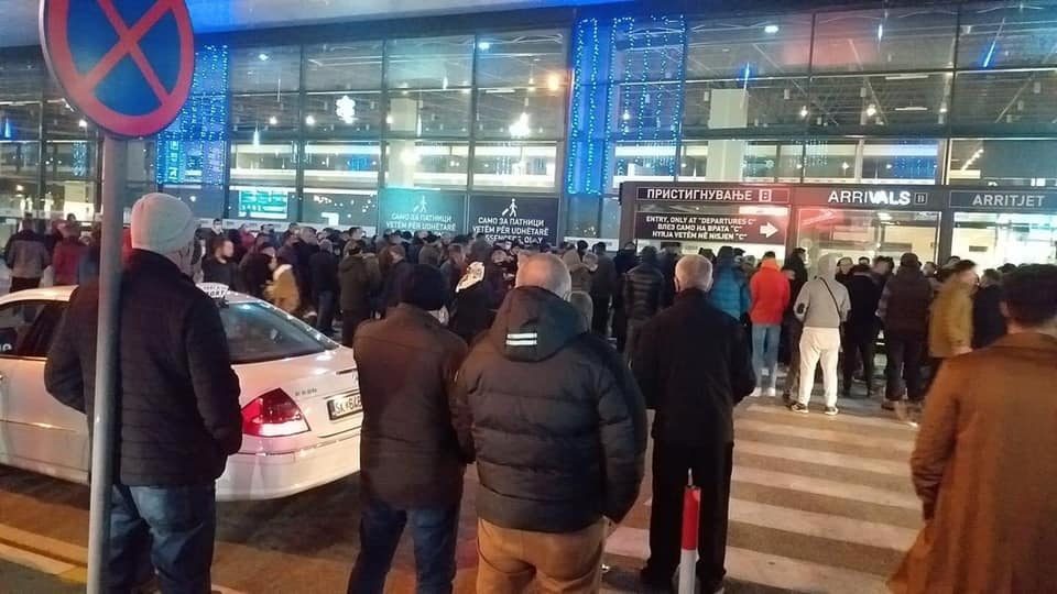 Long lines at the Skopje airport