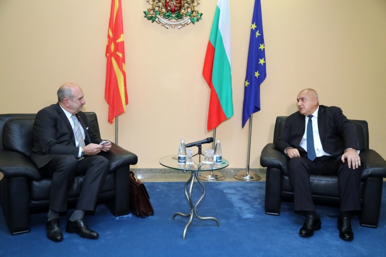 Buckovski delivered a document to Borisov declaring that Macedonia renounces territorial and minority claims against Bulgaria