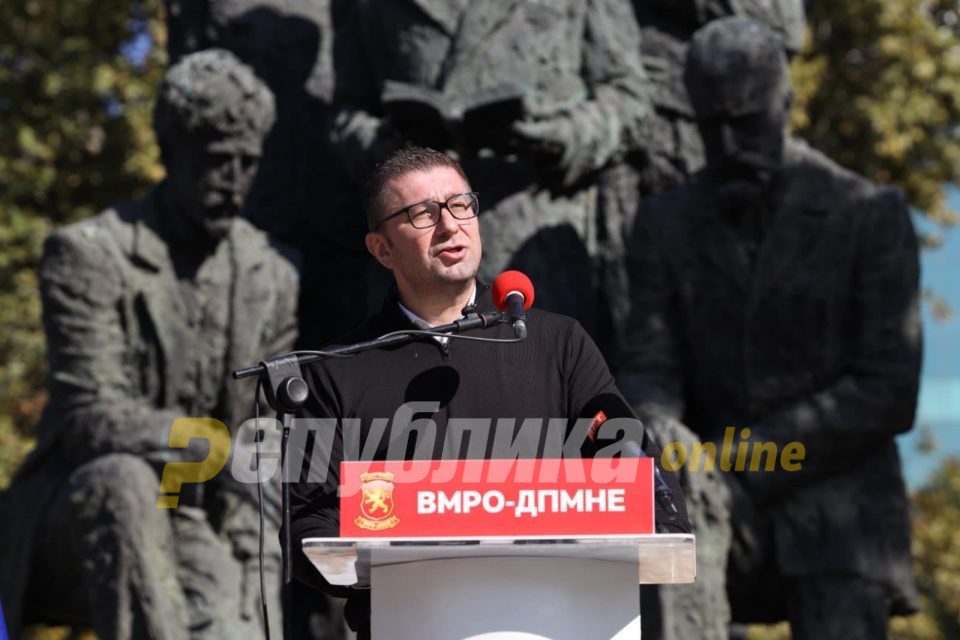 Mickoski pledges to restore any World War Two memorial plaques Zaev removes