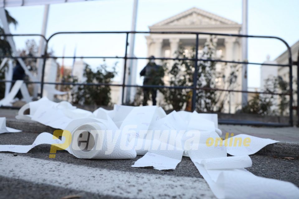 People threw toilet paper at Zaev – to wipe his shame from the statements in the negotiations with Bulgaria