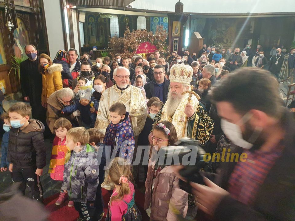 Large number of believers attend Christmas liturgy at Skopje Cathedral, with many not respecting health measures