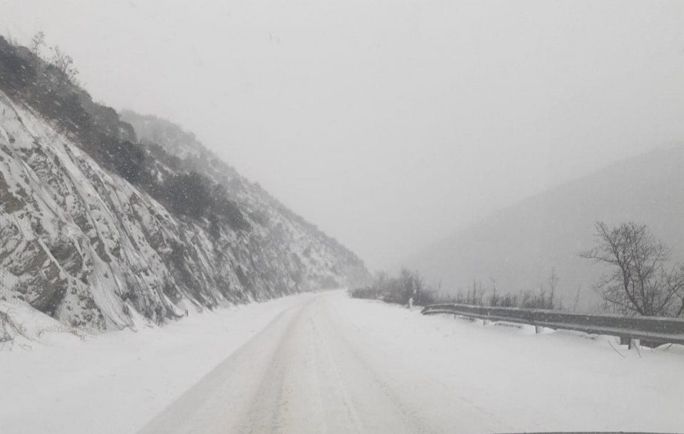 Skopje – Veles highway is extremely dangerous due to uncleaned snow