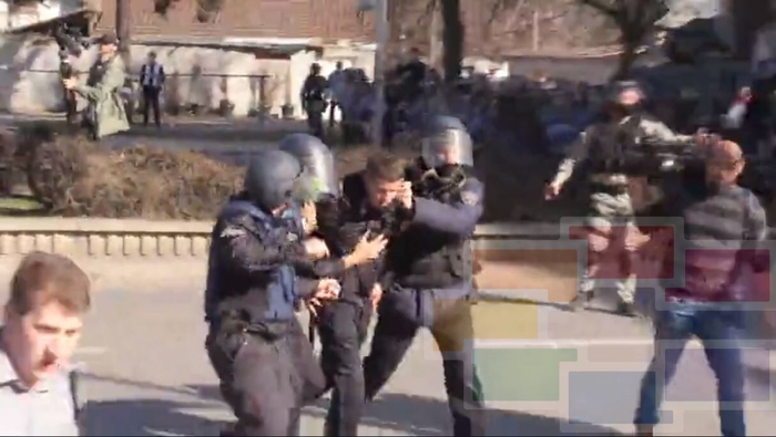 Officer injured as Albanian protesters tried to storm the courthouse, Greater Albania maps are on display