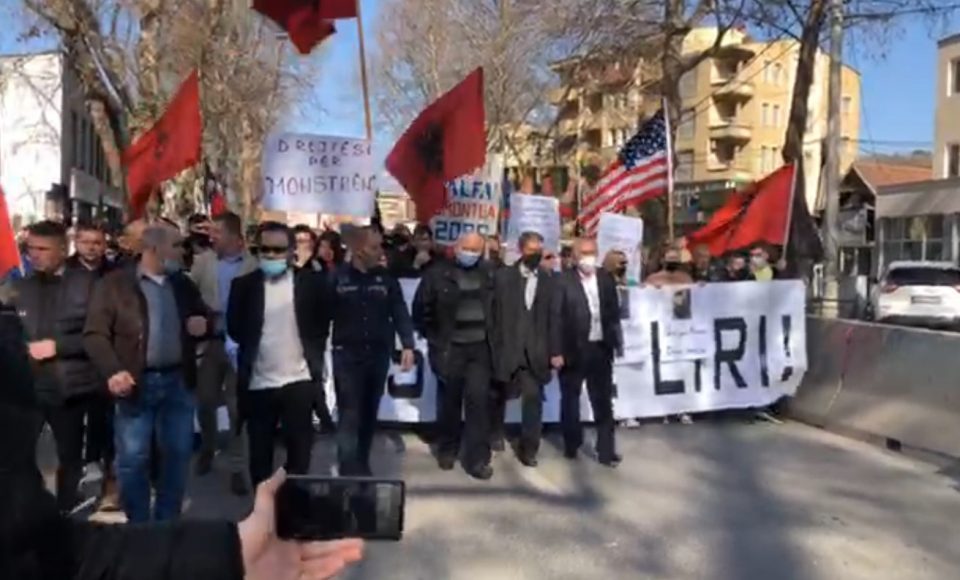 Large Albanian protest in support of the islamists who carried out the Good Friday massacre begins in Skopje