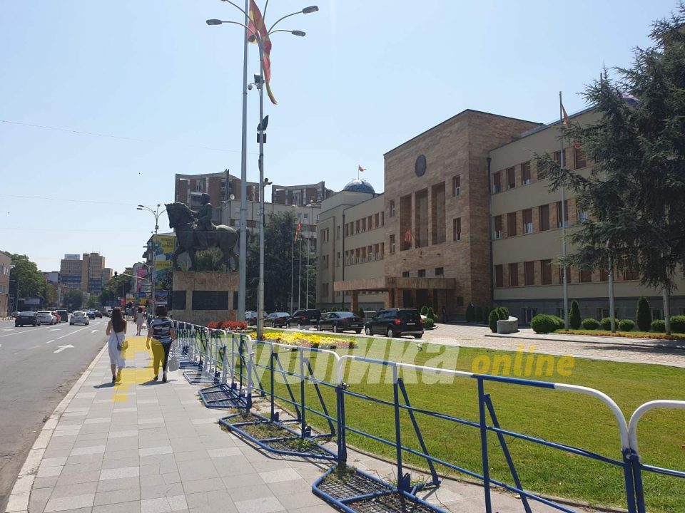 Parliament session to postpone the census delayed because of parking issues