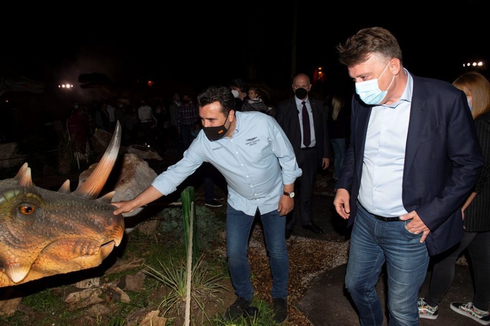 Zaev and half his cabinet went to visit a park with plastic dinosaur statues